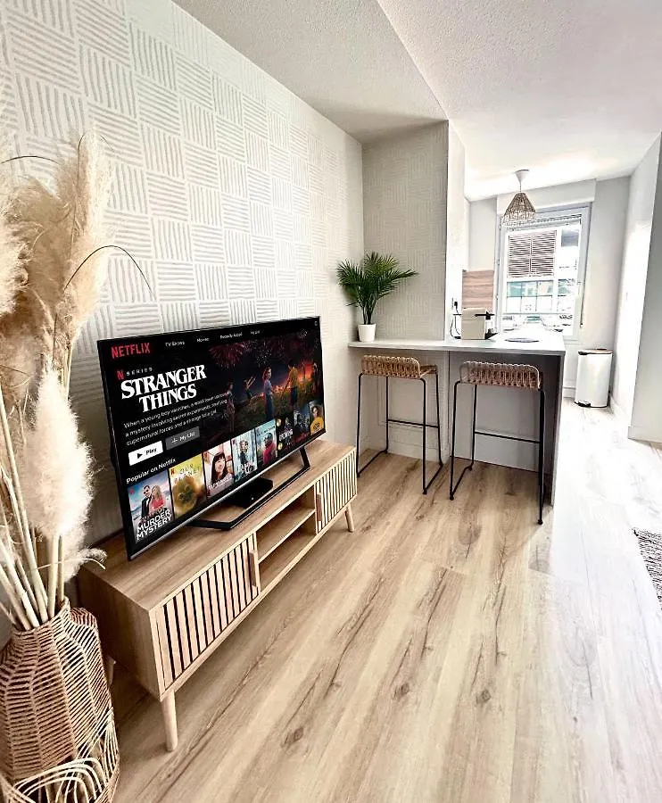 Modern 1 Bdr + Balcony + Free Parking + Ac + Pool Apartment L'Isle-d'Abeau France