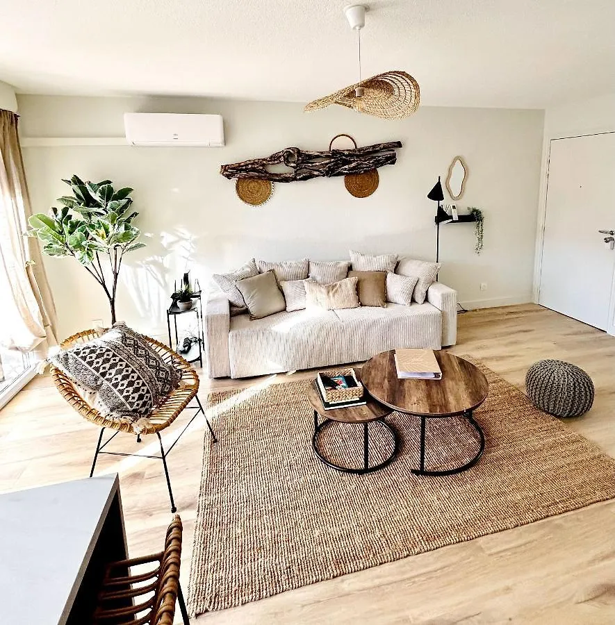 Modern 1 Bdr + Balcony + Free Parking + Ac + Pool Apartment L'Isle-d'Abeau France